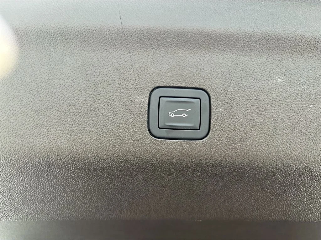 Used 2024 Silver GMC SLT image 16