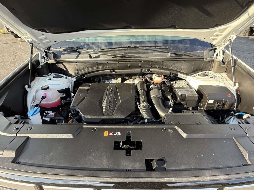 Used 2025 White Hyundai SEL image 12