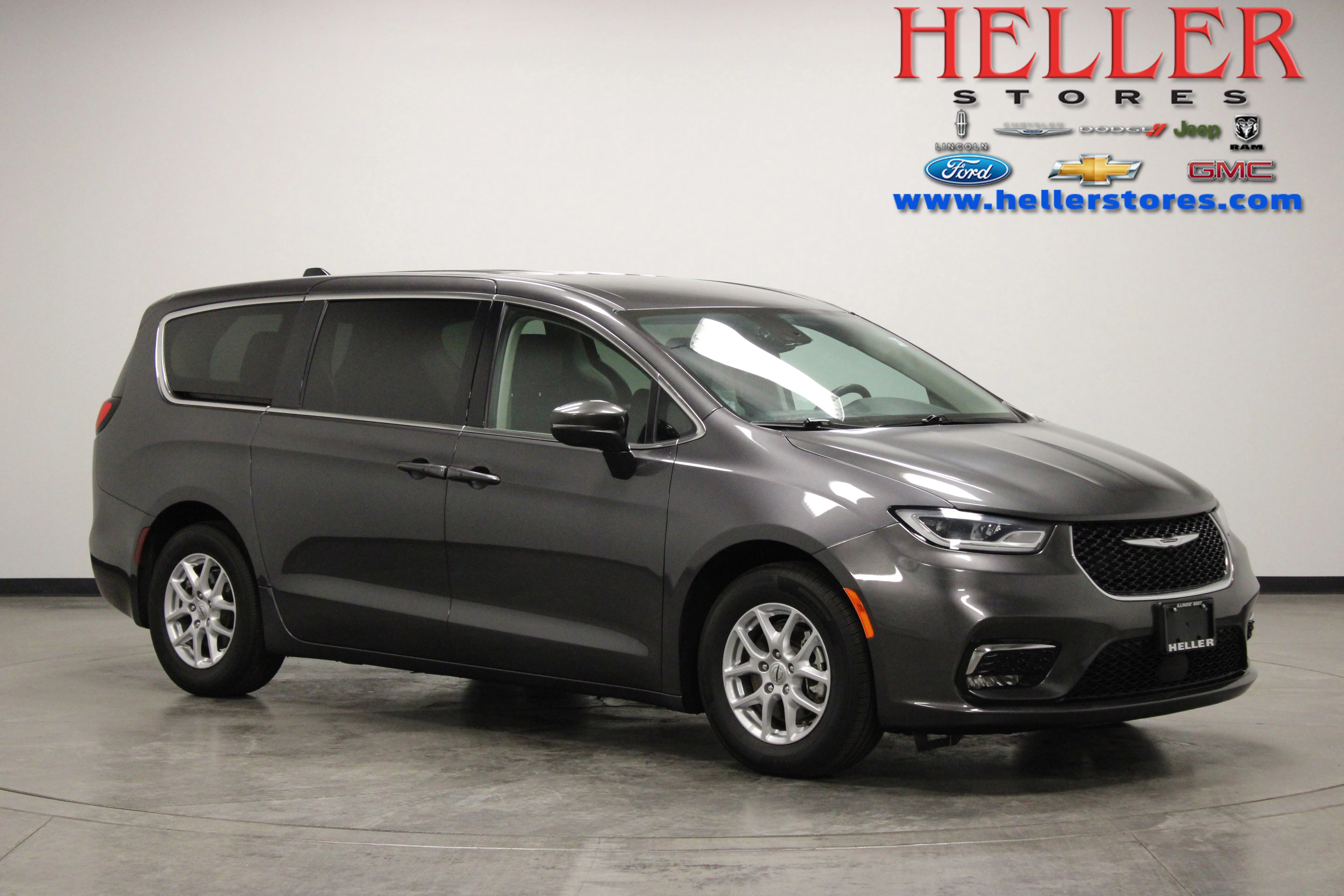 2023 Chrysler Pacifica Touring L's photo