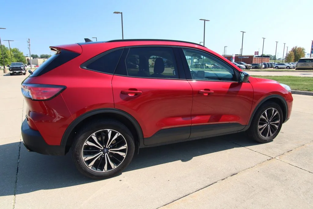 Used 2021 Red Ford SE image 5