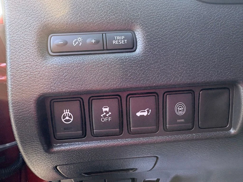 Used 2020 Red Nissan SL image 19