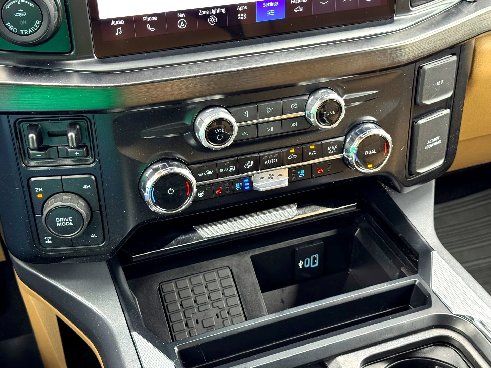 Used 2024  Ford Lariat image 25