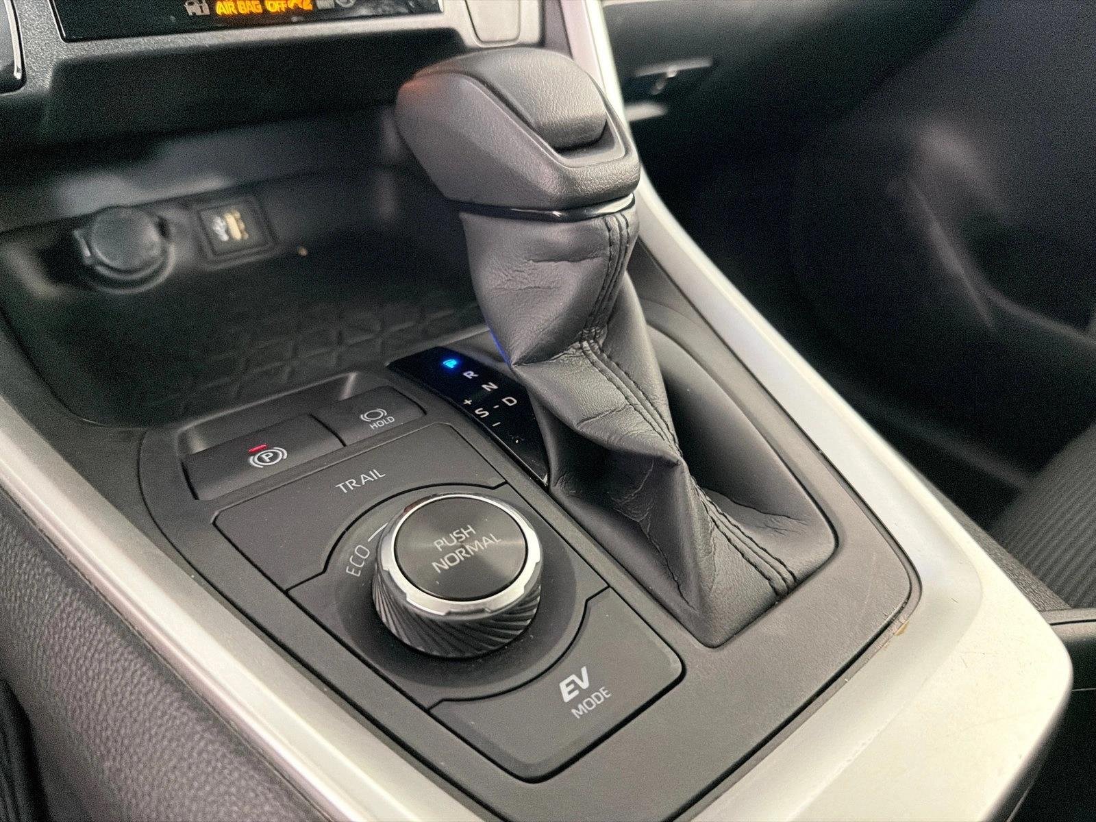 Used 2025  Toyota Hybrid LE image 30