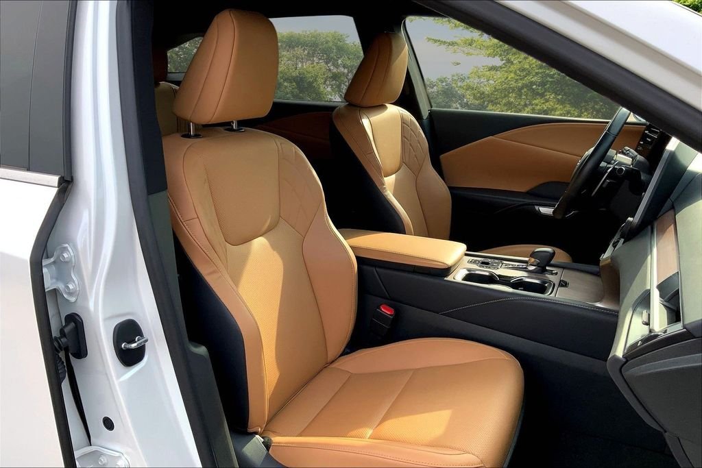 Used 2024 White Lexus 350 Premium image 28