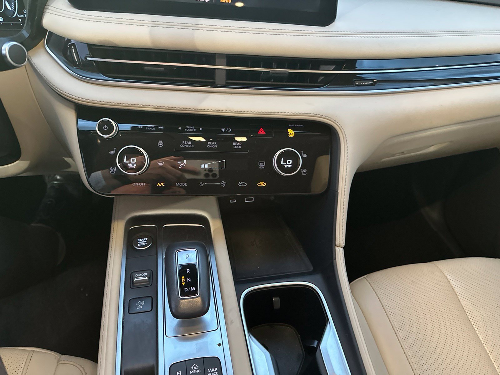 Used 2024 White INFINITI LUXE image 19
