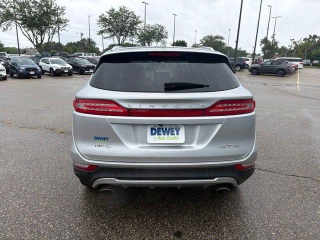 Used 2017 Ingot Silver Lincoln Premiere image 4