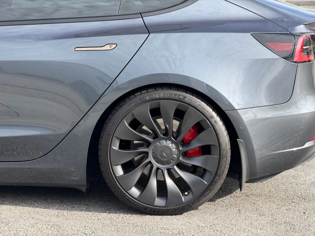 Used 2022  Tesla Performance image 3