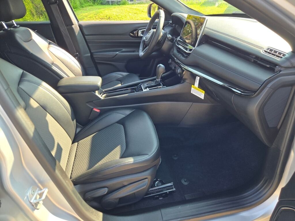 New 2026 Silver Zynith Metallic Clearcoat Jeep Latitude image 5