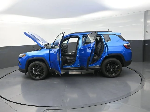 New 2026 Hydro Blue Pearl-Coat Exterior Paint Jeep Latitude image 31