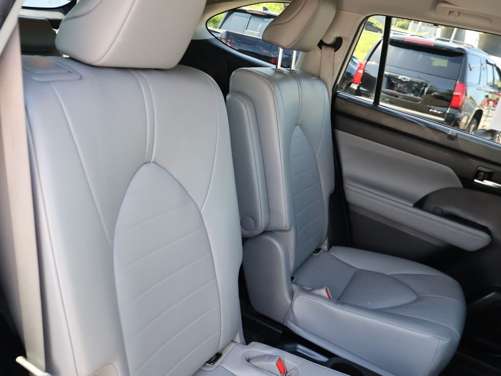 Used 2022 Silver Toyota XLE image 12