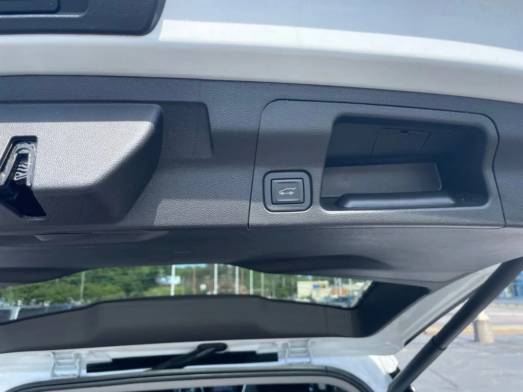 Used 2023 Summit White GMC SLE image 25