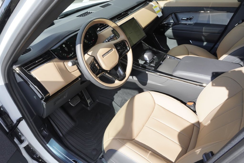 New 2026 Fuji White LAND ROVER Dynamic SE image 18