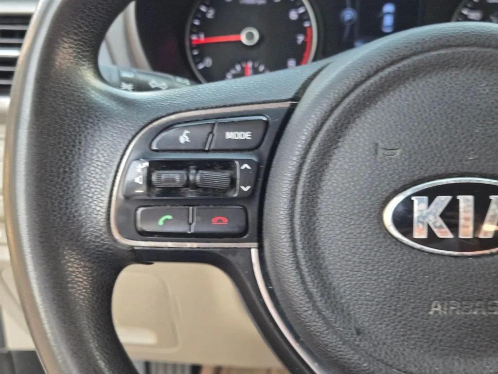 Used 2018 White Kia LX image 22