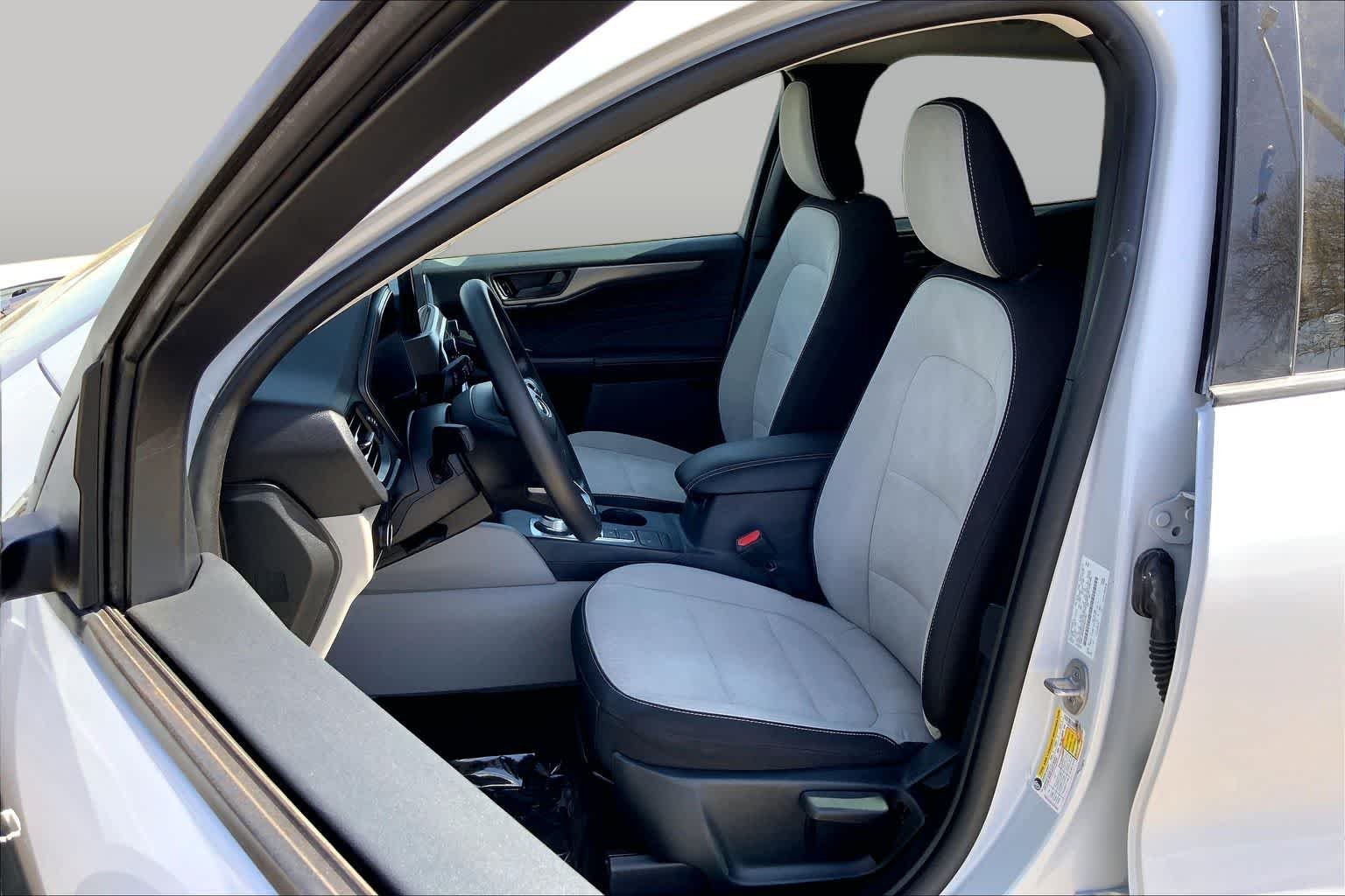 Used 2025 Space Silver Metallic Ford Active image 15