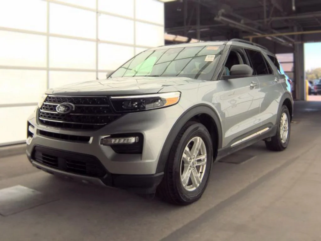 Used 2023 Silver Metallic Ford XLT image 2