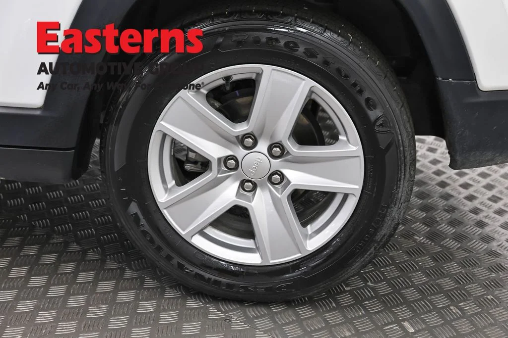 Used 2022 White Jeep Latitude image 33