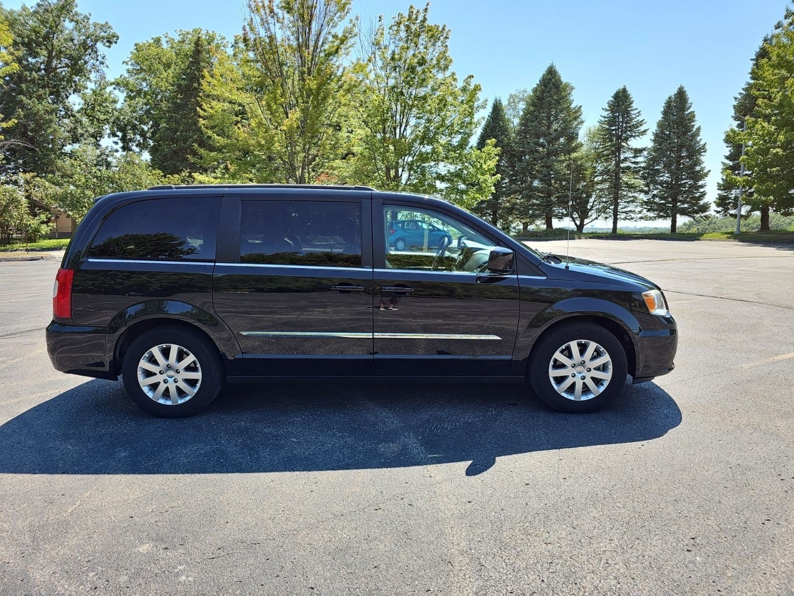 Used 2014 Brilliant Black Crystal Pearlcoat Chrysler Touring image 6