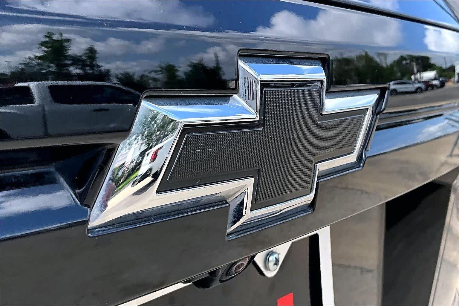 Used 2025 Lakeshore Blue Metallic Chevrolet FWD LT image 10