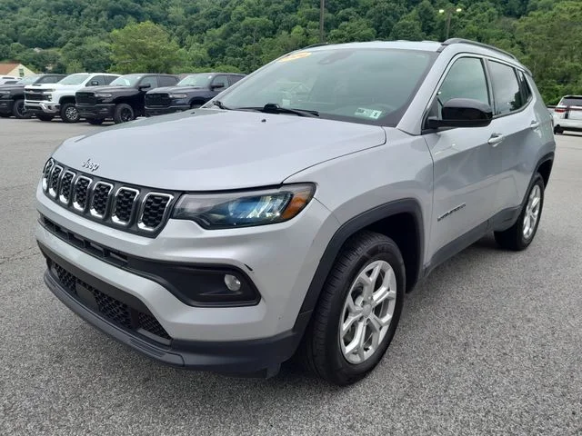 Used 2024 Silver Jeep Latitude image 5