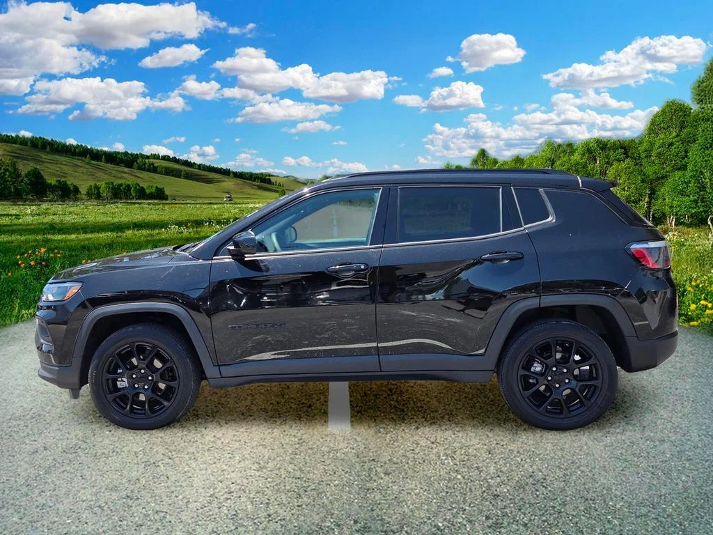 Used 2022 Black Jeep Latitude image 3