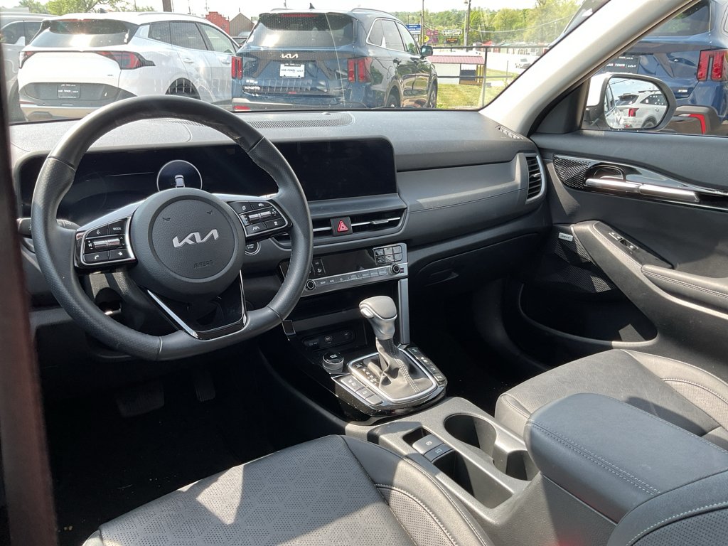 Certified Used 2025 Snow White Pearl Kia SX image 19