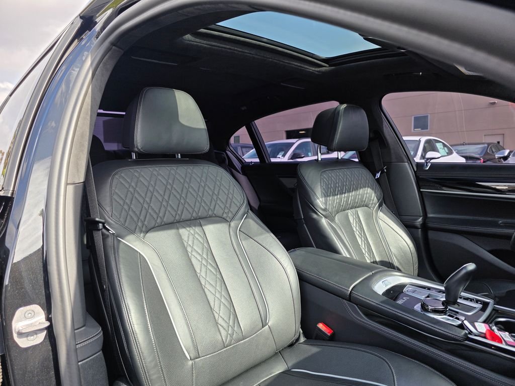 2021 BMW 7 Series M760i - Photo 11