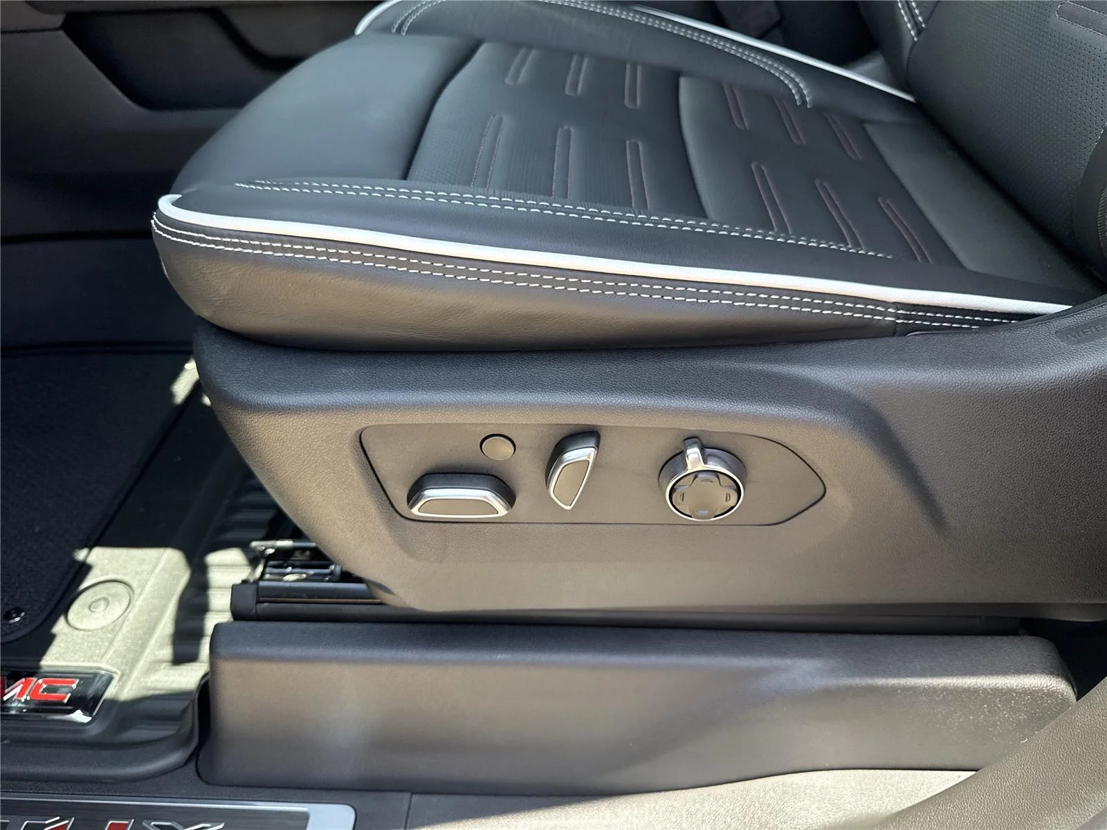 New 2026 Sterling Metallic GMC AT4X image 37