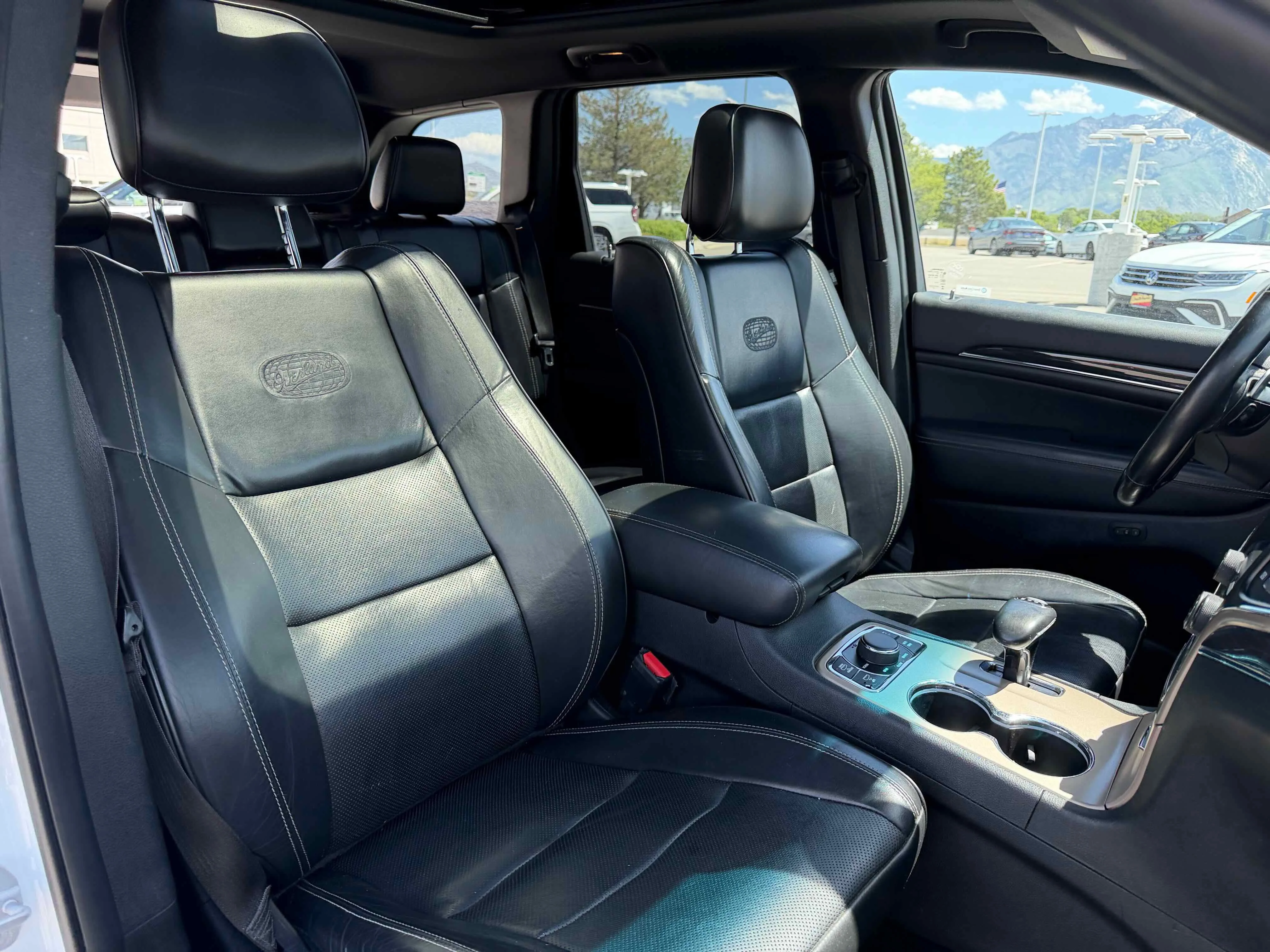 Used 2015 Bright White Clearcoat Jeep Overland image 30