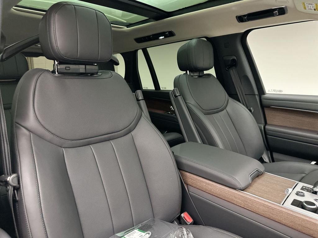 New 2027 Santorini Black Metallic Land Rover SE image 6