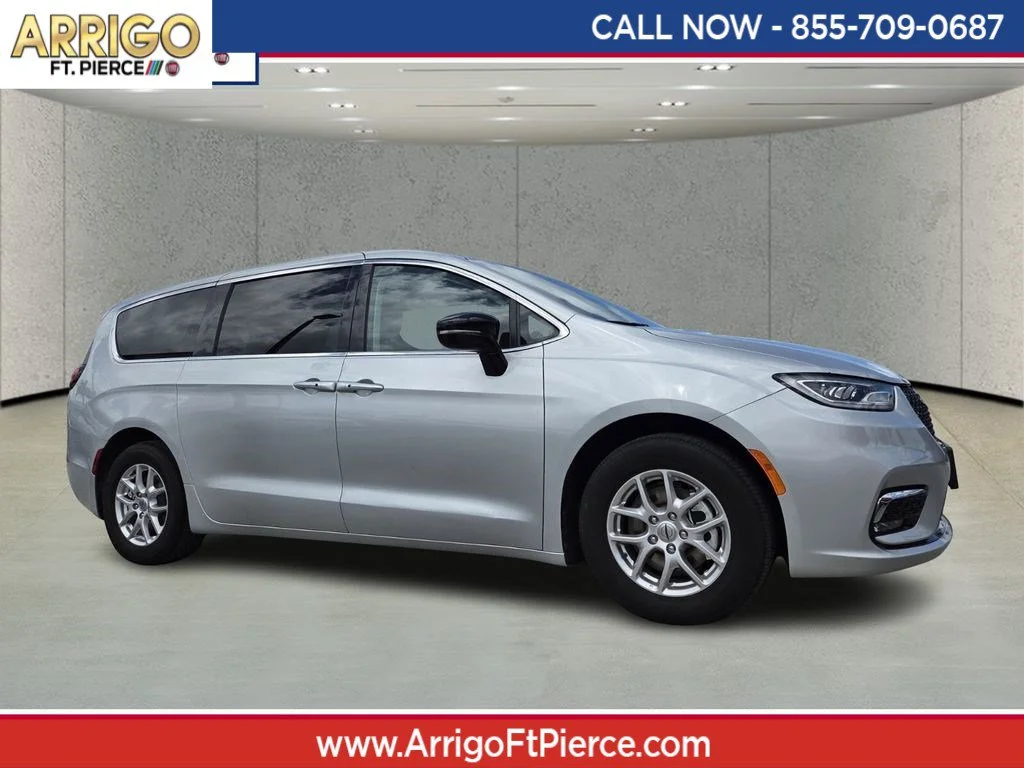 2024 Chrysler Pacifica Touring L's photo