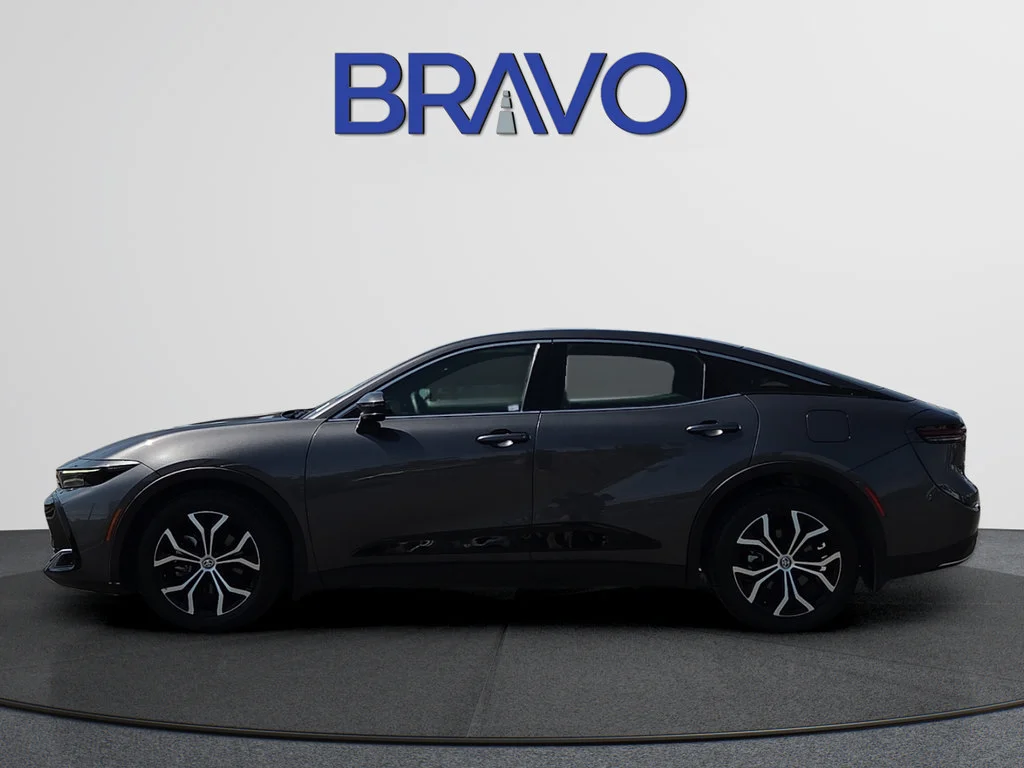 Used 2024  Toyota XLE image 2