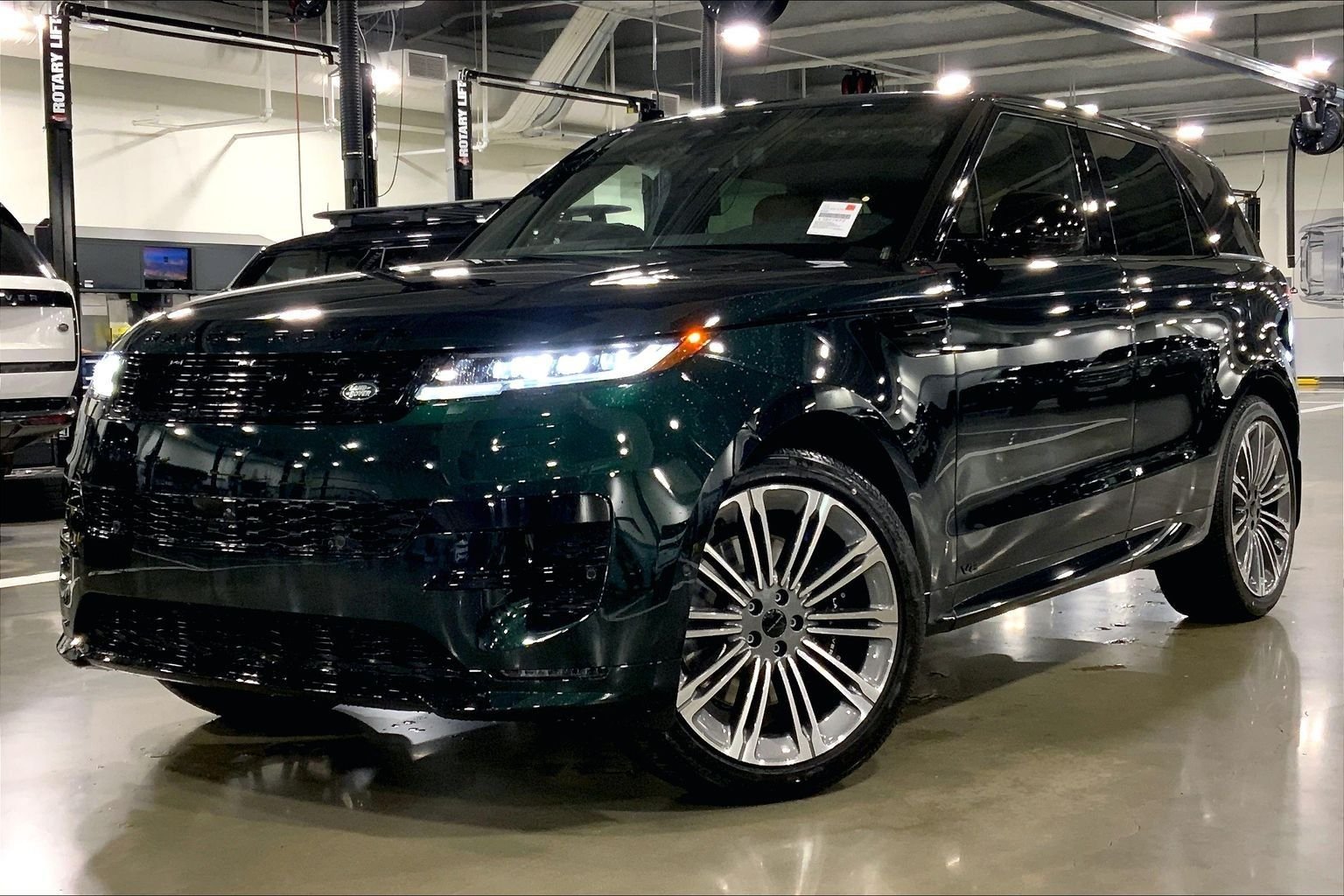 New 2027 British Racing Green Land Rover  Dynamic SE P530 image 1