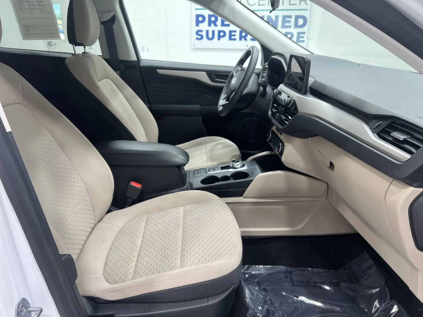 Used 2022 White Ford SE image 23