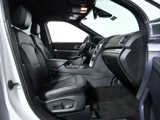 Used 2018 White Ford Limited image 10