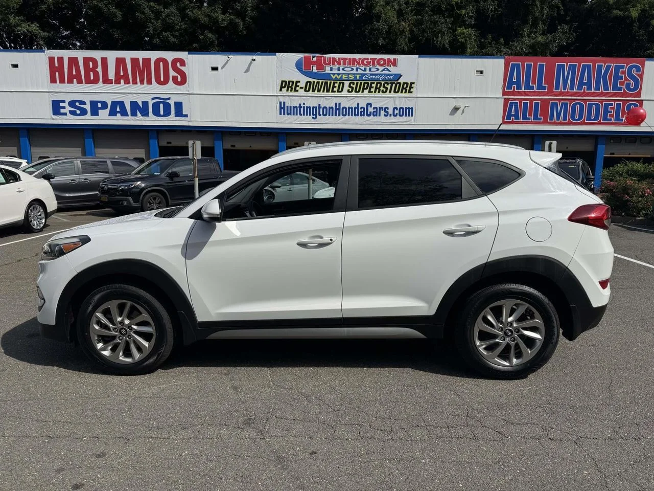 Used 2017 Winter White Hyundai Eco image 5