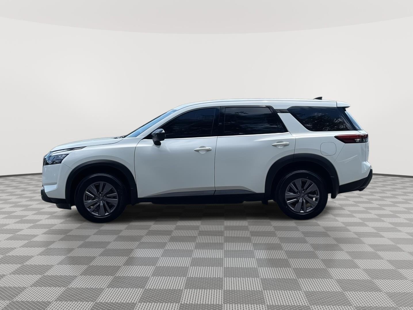 Used 2025 Glacier White Nissan S image 9