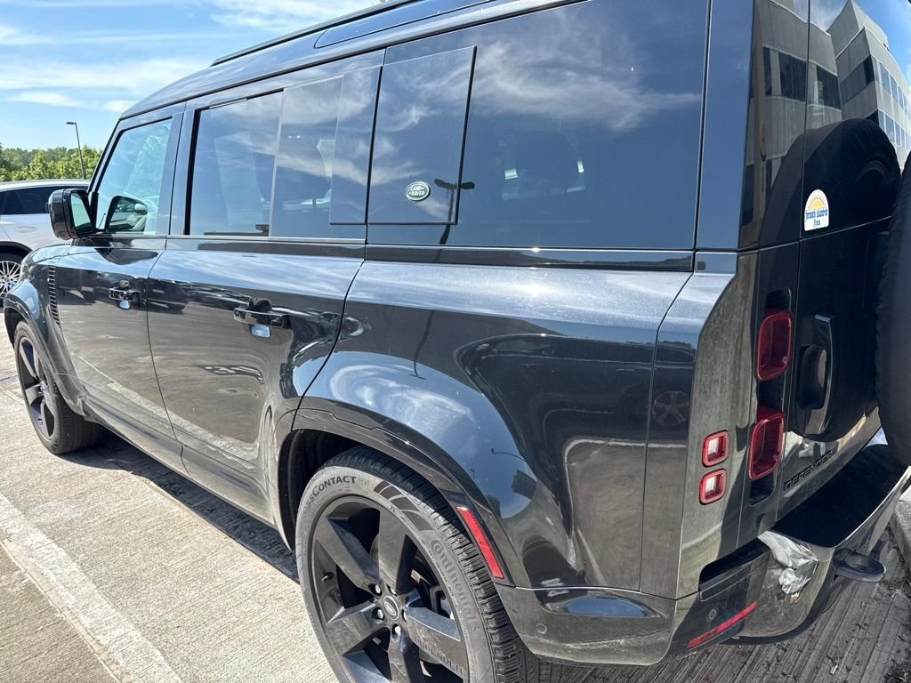 Used 2024 Santorini Black Metallic Land Rover X-Dynamic SE image 4