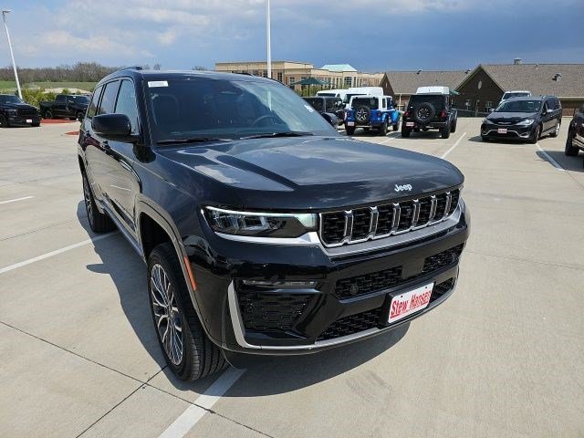 New 2026 Diamond Black Crystal Pearlcoat Jeep Summit image 7
