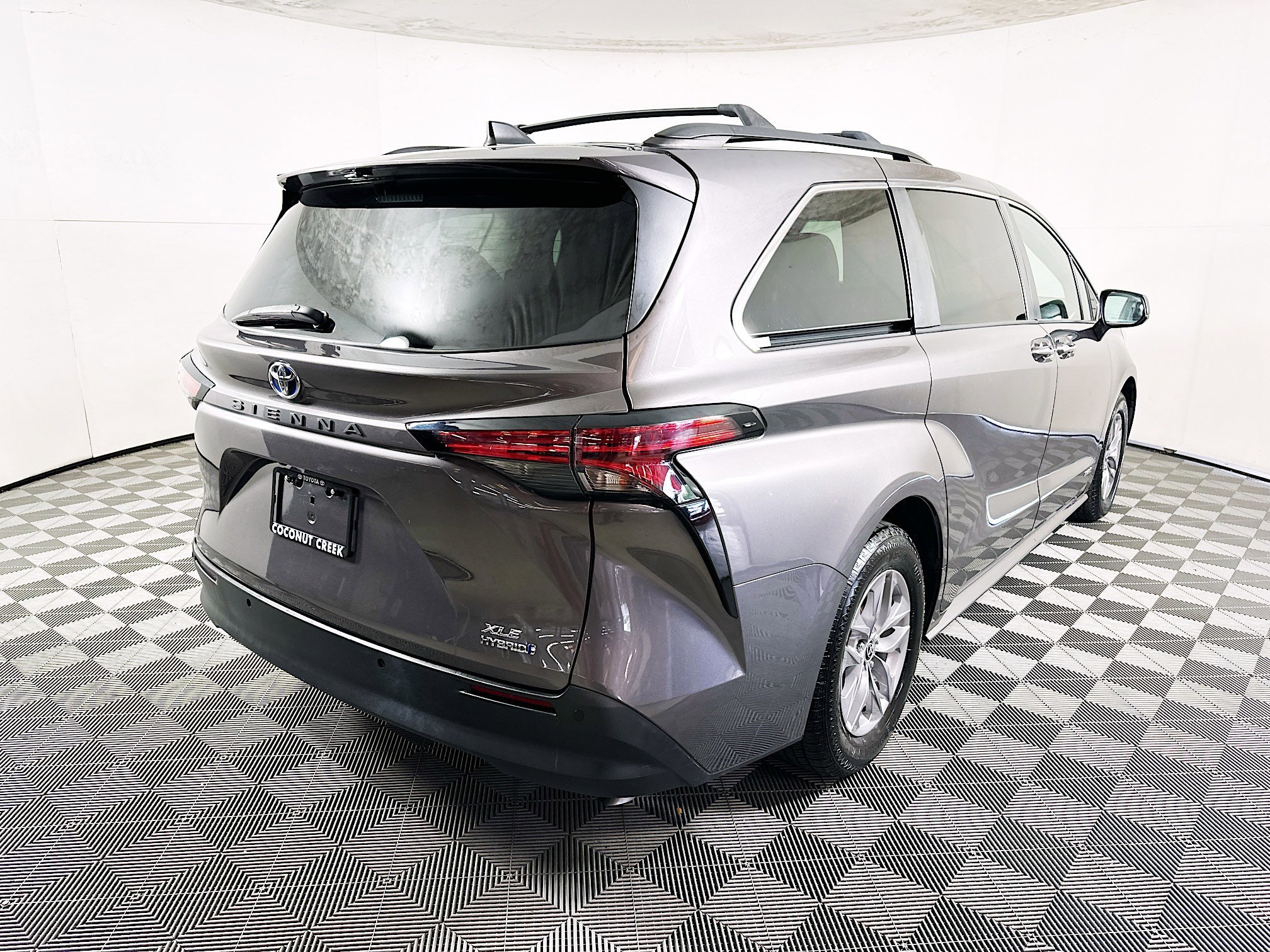 2021 Toyota Sienna thumbnail 5