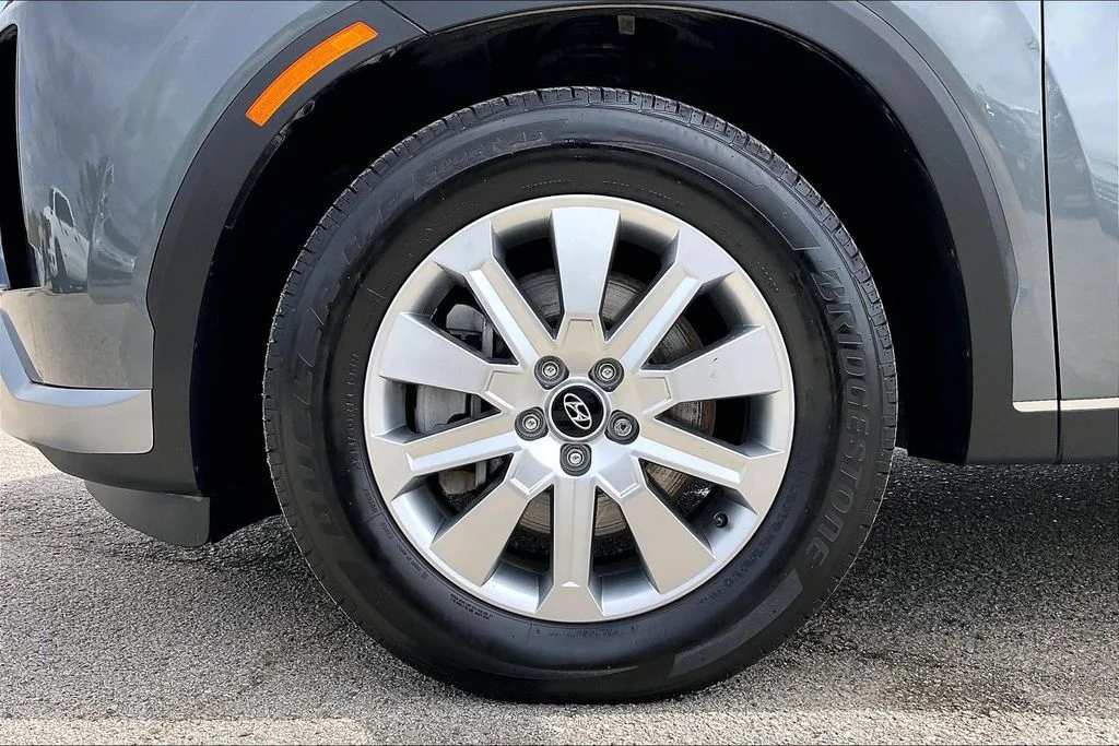 Used 2025 Gray Hyundai SEL image 34