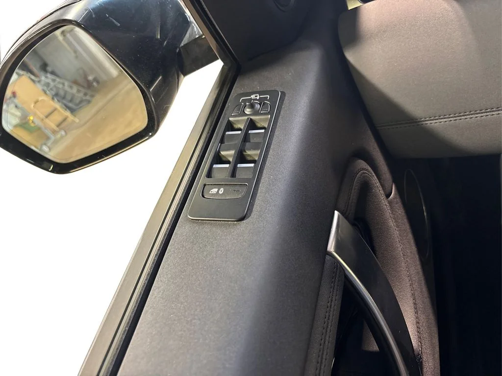 Used 2020 Eiger Grey Land Rover SE image 35
