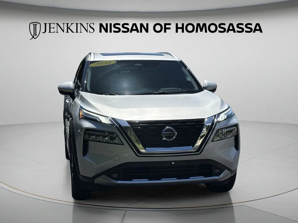 Used 2021 Silver Nissan Platinum image 2