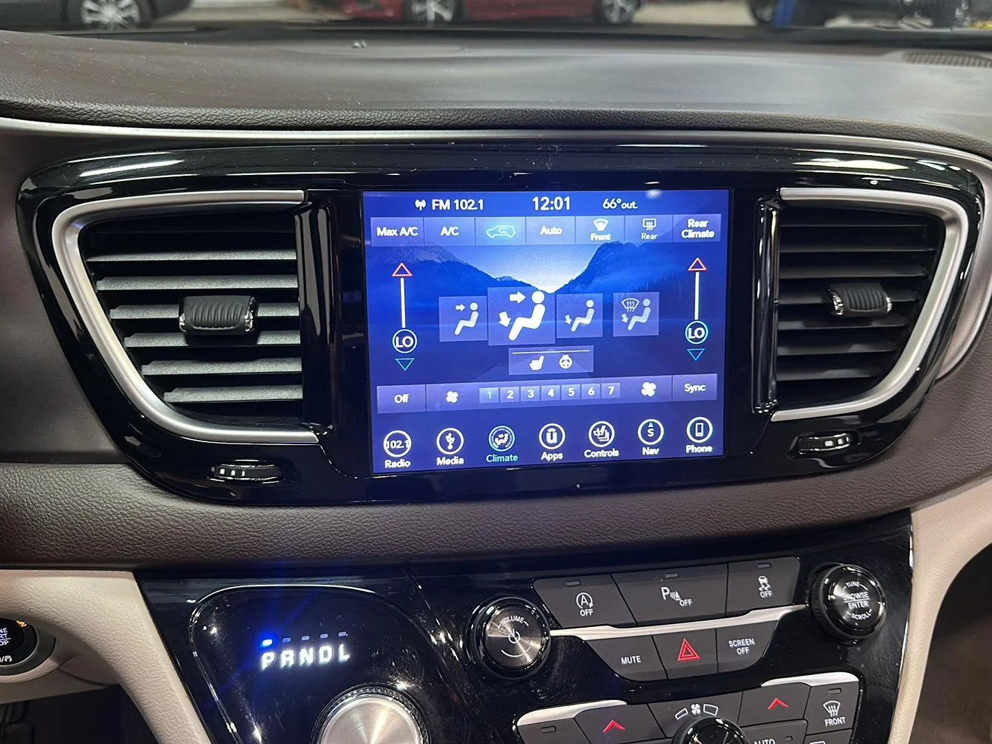 Used 2018 Molten Silver Chrysler Touring L Plus image 21