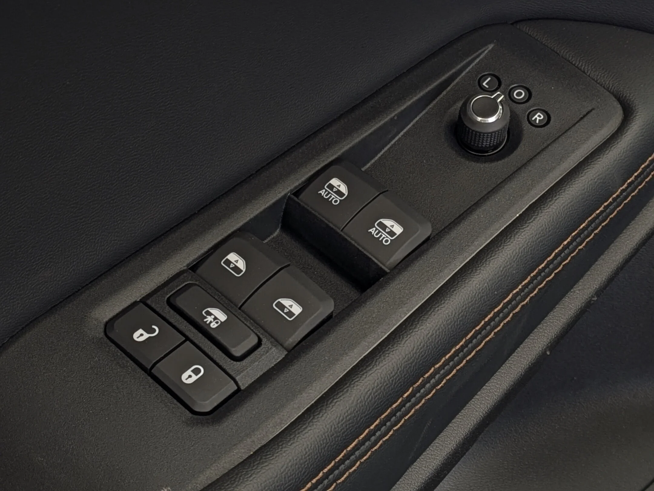 New 2026 Grey Jeep Limited - - Hybrid - Dual-Pane Pano Sunroof - Capri Leatherette - Power Liftgate & More! image 13
