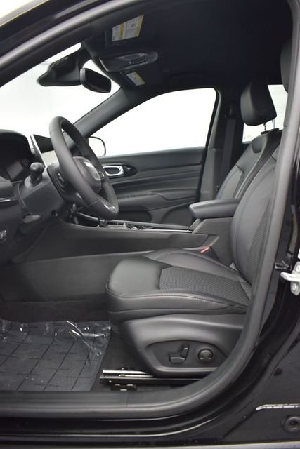 New 2026 Diamond Black Crystal Pearl-Coat Exterior Paint Jeep Latitude image 9