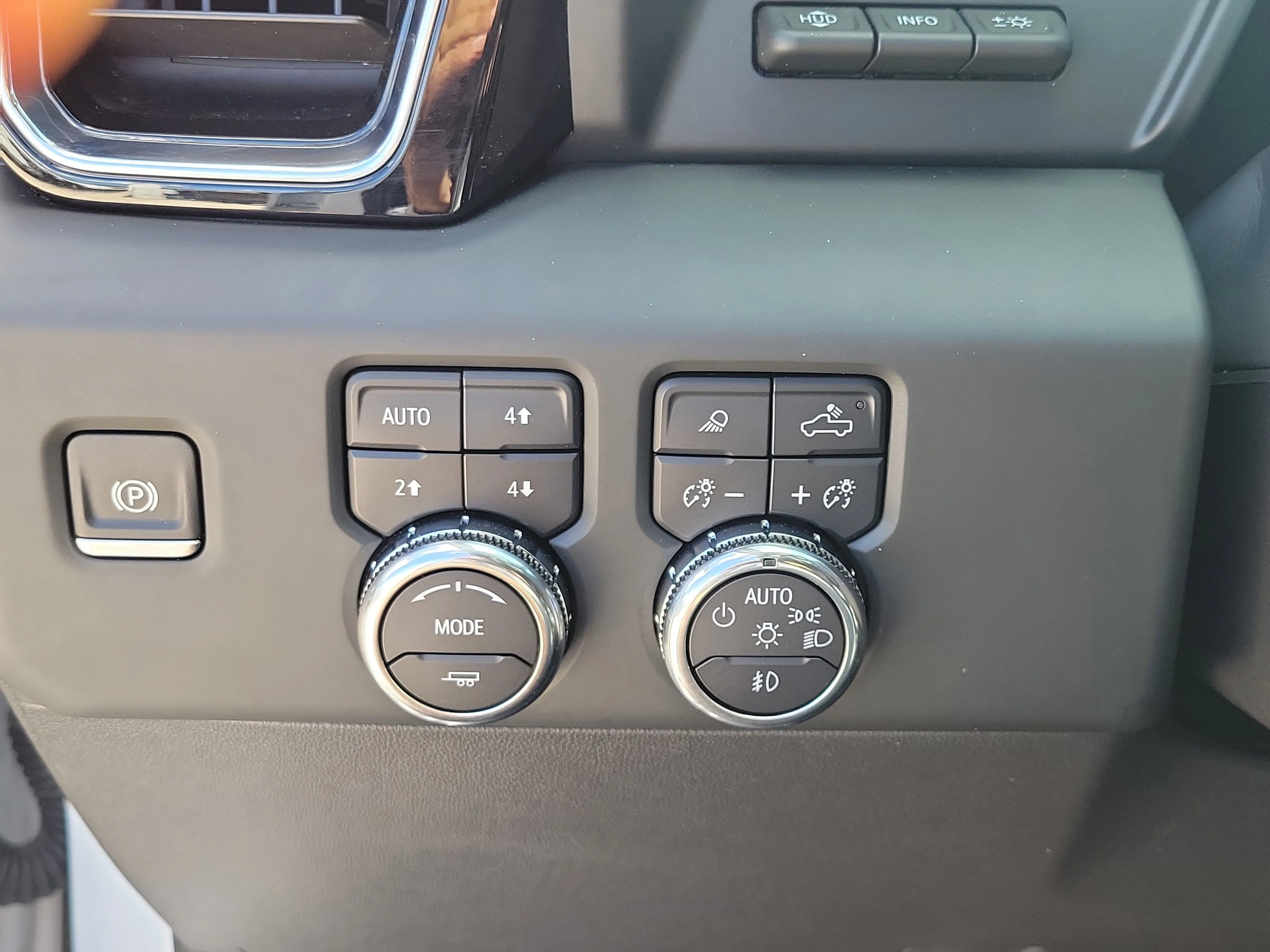 Used 2024 White Frost Tricoat GMC Denali image 27