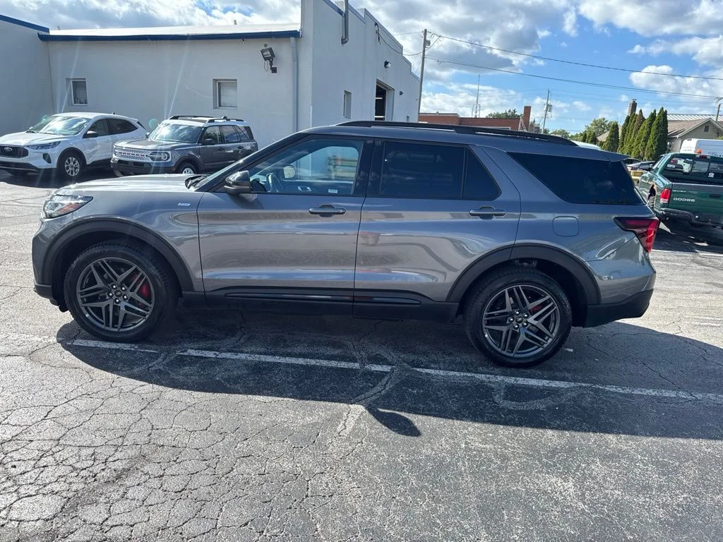 Used 2025 Gray Metallic Ford ST-Line image 7