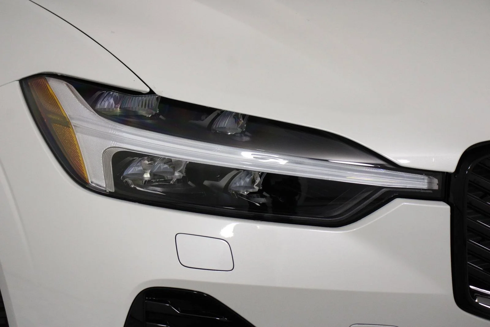 New 2026 White Volvo B5 Ultra image 14