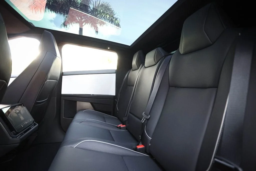 2024 Tesla Cybertruck Base - Photo 38