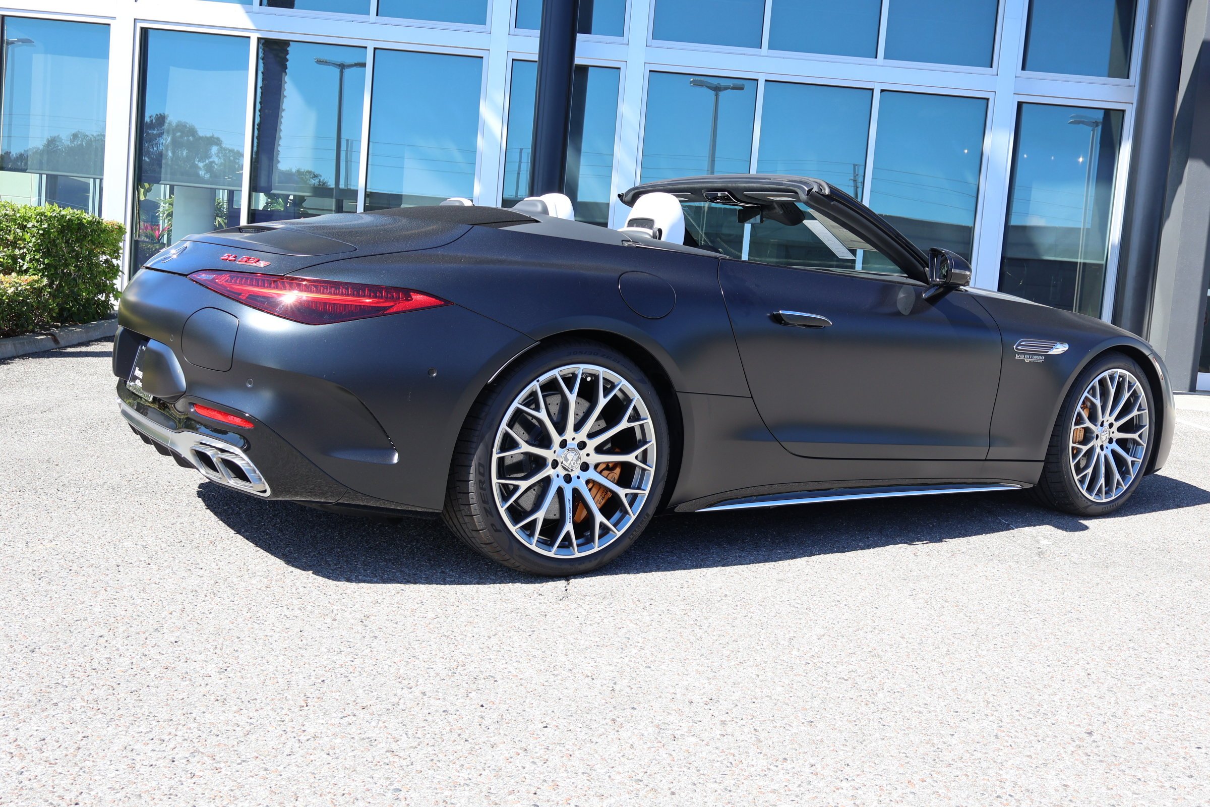 New 2026 MANUFAKTUR Night Black Magno Mercedes-Benz AMG® SL 63 S E Performance image 9